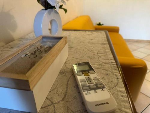 a remote control sitting on top of a table at [2 passi dal mare di Alassio] Ampio trilocale in Alassio