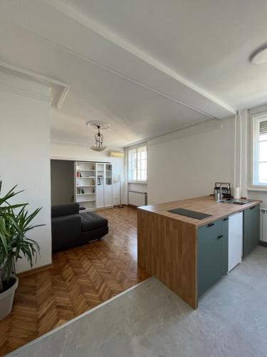 uma sala de estar vazia com uma cozinha e um sofá em Central View Home Belgrade em Belgrado