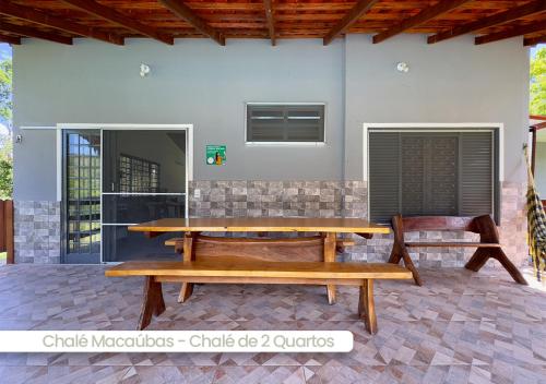 a picnic table and two chairs on a patio at Chalés Bonsucesso - Pirenópolis in Pirenópolis
