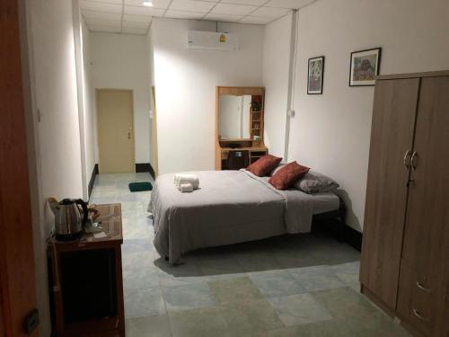 ein Schlafzimmer mit einem Bett in einem Zimmer in der Unterkunft The TANA house in Chiang Mai