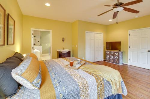 Katil atau katil-katil dalam bilik di Talking Rock Home with Private Deck and On-Site Trail!