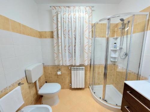 La salle de bains est pourvue d'une douche, de toilettes et d'un lavabo. dans l'établissement Vespucci Holiday, à Casteldaccia