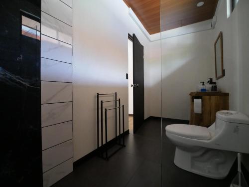 un baño con inodoro y lavabo en Raya, en Matapalo