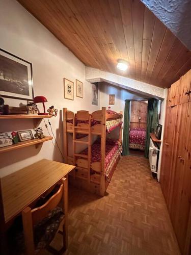 Litera o literas de una habitación en Trilocale Einaudi Bardonecchia