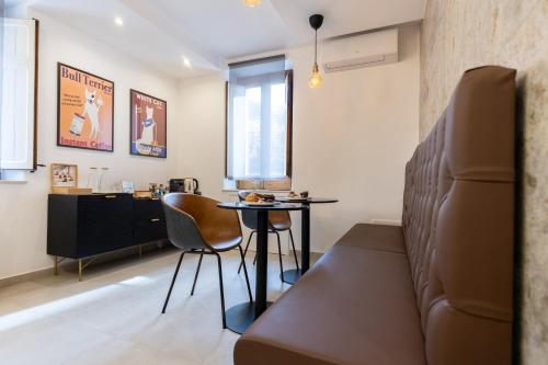 a living room with a table and chairs at Bohémien Boutique Guesthouse in Cefalù