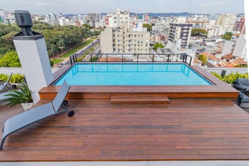 a swimming pool on the roof of a building at Apto com vista para Redenção ! in Porto Alegre