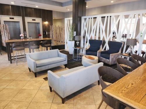 Area soggiorno di DoubleTree by Hilton North Charleston - Convention Center