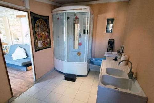 La salle de bains est pourvue d'une douche et d'un lavabo. dans l'établissement Villa l'Escargolette avec piscine privée, à Carpentras
