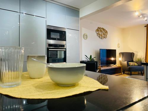 - une cuisine avec 2 bols sur une table dans l'établissement Maison Le V - Proche Disney, à Montévrain