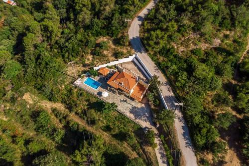 Бассейн в Avgeri Villa или поблизости