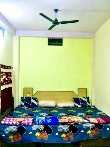 1 dormitorio con 1 cama con una colcha temática de peces en Jai Shree Narsingh Guest House, en Ujjain
