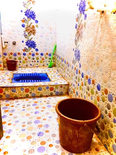 bagno con vasca e pavimento piastrellato a mosaico. di Jai Shree Narsingh Guest House a Ujjain