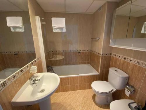 ein Badezimmer mit Waschbecken, Toilette und Badewanne in der Unterkunft Terrazas de Guadalupe - Sea view in Manilva
