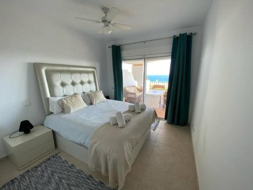 ein Schlafzimmer mit einem Bett mit Blick auf das Meer in der Unterkunft Terrazas de Guadalupe - Sea view in Manilva