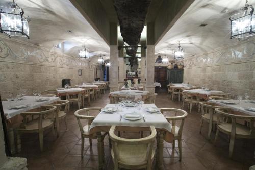SebúlcorにあるHotel BOUTIQUE HOCES DEL DURATONのテーブルと椅子が備わるレストラン