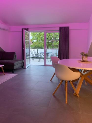 a living room with purple walls and a table and chairs at Sprem06 in Elsterheide