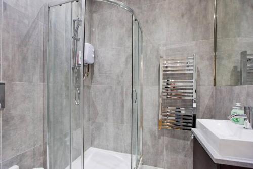 Ett badrum på Stylish 1Bed Duplex Kensington