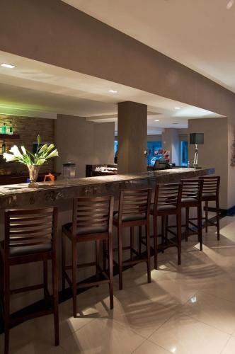 a kitchen with a bar with a bunch of chairs at Uthgra Presidente Perón in Mar del Plata