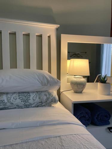 馬塞魯的住宿－Cosy Garden，一间卧室,配有一张床和床头灯
