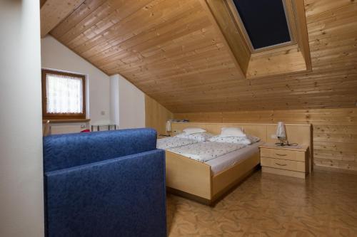 a bedroom with a bed and a blue couch at Zehentnerhof in Laion