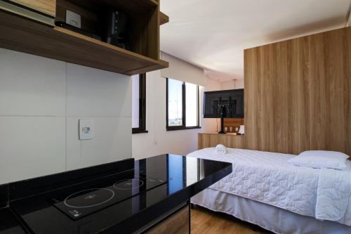 um quarto com uma cama e um balcão de vidro em Ilhéus Praia Hotel em Ilhéus