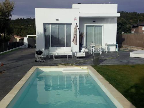 una casa con piscina en el patio trasero en Nueva Sierra de Altomira, en Albalate de Zorita