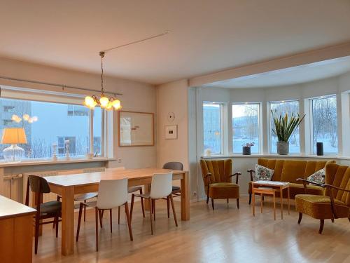 ein Esszimmer und ein Wohnzimmer mit einem Tisch und Stühlen in der Unterkunft Great apartment in Akureyri in Akureyri