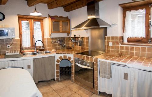 a kitchen with a sink and a stove at Casa Feliu in Isil