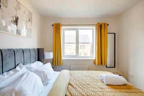 マンチェスターにあるStunning Private room in a Home - TV, Bathroom & Parking!のベッドルーム1室(ベッド1台付)、黄色いカーテン付きの窓が備わります。