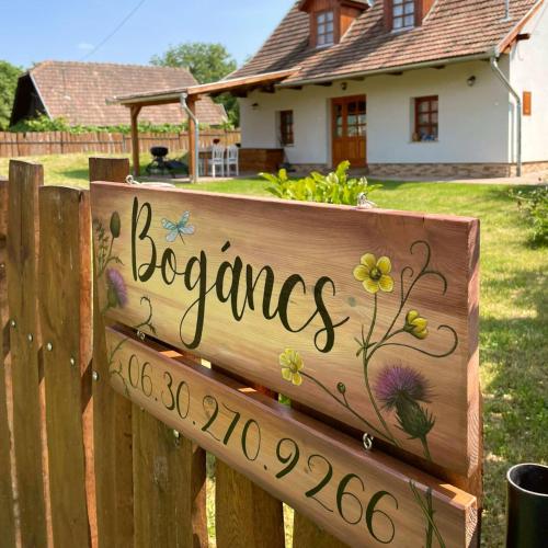 a wooden bench with a sign that says beware at Bogáncs Vendégház - Nagybörzsöny in Nagybörzsöny