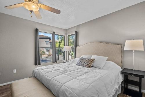 土桑Tucson The Greens! 3br APT w/ Pool & Spa的带床和吊扇的卧室