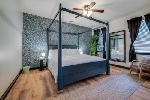 1 dormitorio con cama con dosel y ventilador en Tupelo Honey - 6 BR, Sleeps 16+, en Savannah