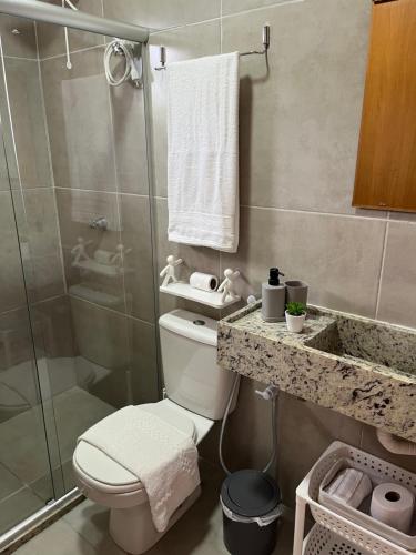 a bathroom with a toilet and a shower at Conforto e Aconchego em Imbassaí/BA in Imbassai