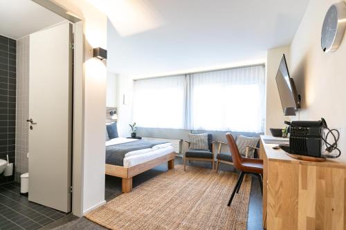 聖加崙的住宿－Grubenmann Appartements - Sankt Gallen Centre，一间卧室配有一张床和一张书桌