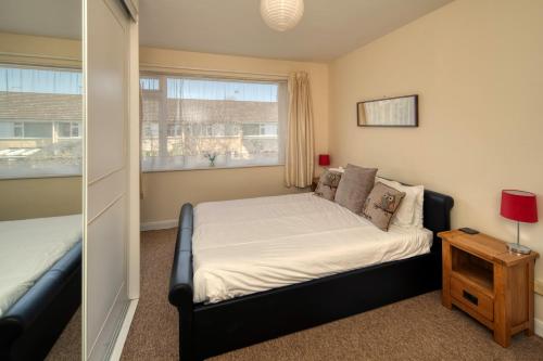 a bedroom with a bed and a window at Henry's Guesthouse in Bath