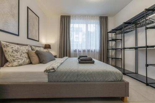 Un dormitorio con una cama grande y una ventana en Apartment Schwarzwald Panorama, en Baden-Baden