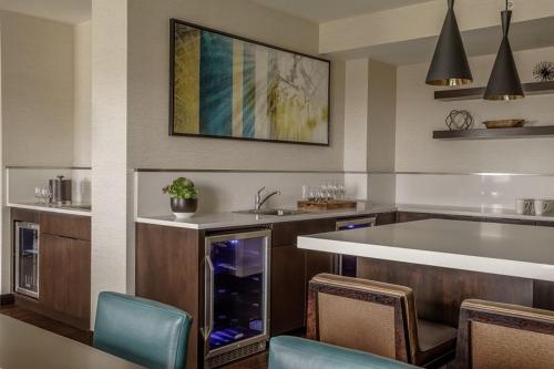 Hyatt Regency Aurora-Denver Conference Centerにあるキッチンまたは簡易キッチン