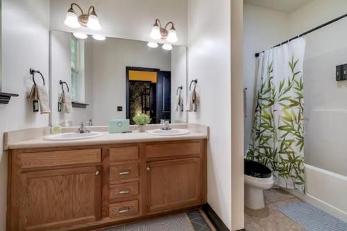 Koupelna v ubytování Tupelo Two Story - Near Savannah, I95, and Airport (Sleeps 8)