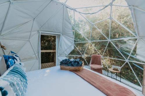 Postel nebo postele na pokoji v ubytování The Forest Dome Tsitsikamma