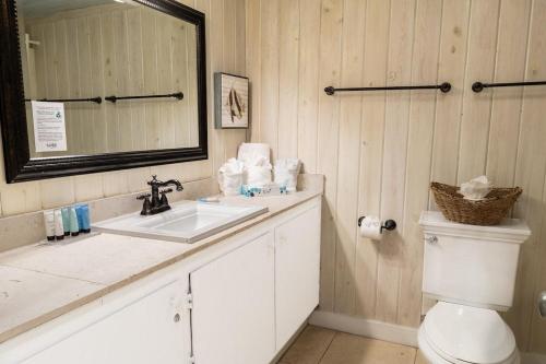 Ένα μπάνιο στο Rustic Charm with Ocean Front Views 3rd Floor