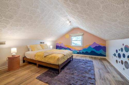 een slaapkamer met een bed met een muurschildering van de bergen bij Pooler Praline - 5BR - Sleeps 12 (Close to Savannah & Airport) in Savannah