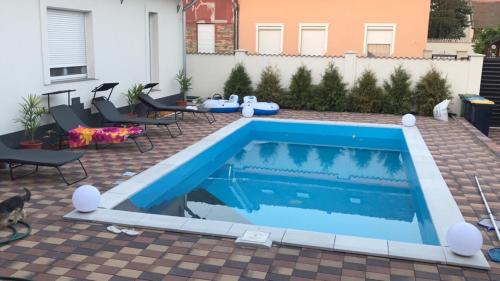 Bogyó Family Land Budapest tesisinde veya buraya yakın yüzme havuzu