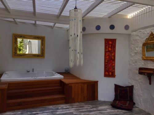baño grande con bañera y espejo en Datca Villa Asina, en Datça