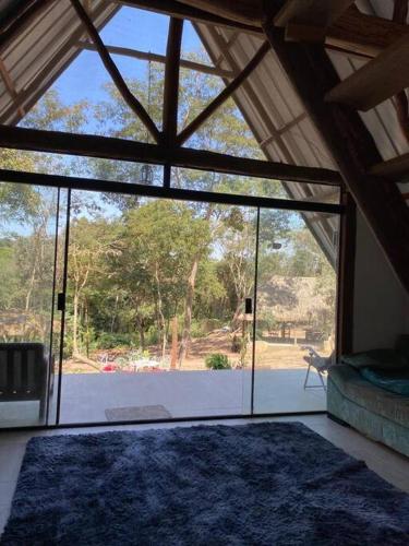 um quarto com uma grande porta de vidro numa casa em Magic Tree em Santa Cruz de la Sierra
