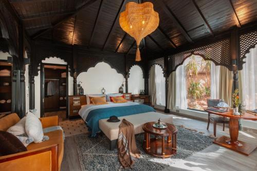 1 dormitorio grande con 1 cama y 1 sofá en Palais Mirage d'Atlas - Restaurant & Spa & Day Pass, en Marrakech