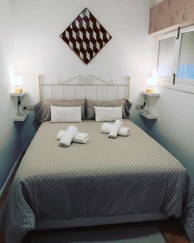 a bedroom with a large bed with two pillows at BALCON PLAYA Y PISCINA Velimar PONDOS in Almuñécar