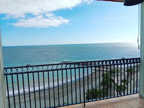 - Balcón con vistas al océano en Playa Velilla Velimar 2 en Almuñécar