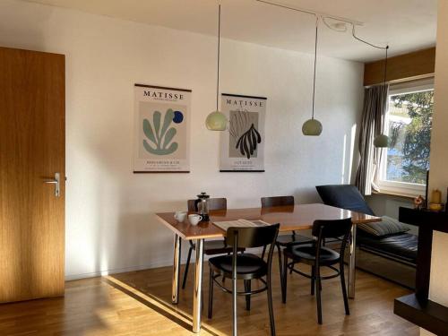 comedor con mesa y sillas en Casa Splendusa - sonnige Wohnung in Brigels en Brigels