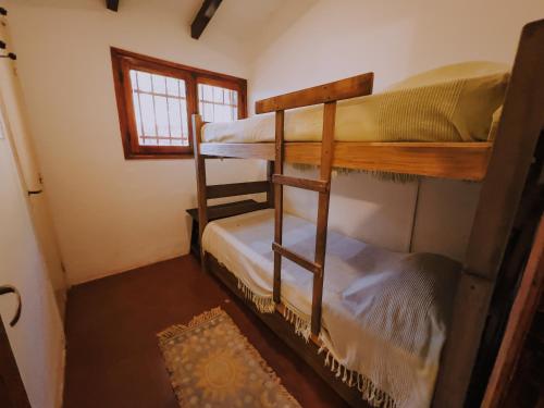 twee stapelbedden in een kamer met een raam bij Los Troncos TownHomes in Cordoba