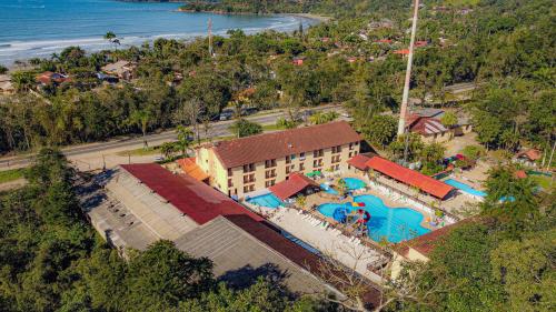 an overhead view of a resort with a swimming pool at Água Doce Praia Hotel in Ubatuba